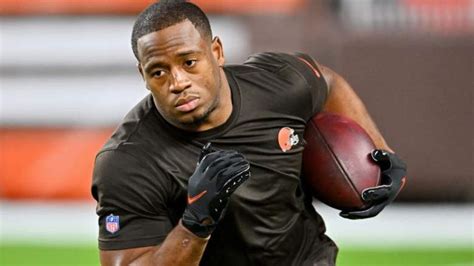 Browns RB Nick Chubb Gets Uncertain Update on Future