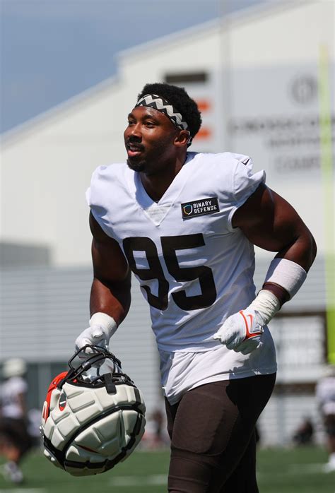 Browns defensive star Myles Garrett chasing greatness, hoping for picture perfect season