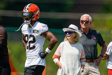 Browns owners Dee and Jimmy Haslam optimistic about season, but not putting playoff pressure on team