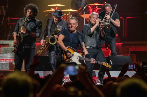 Bruce Springsteen and the E Street Band on the Howard Stern ...