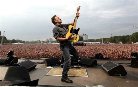 Bruce springsteen falls amsterdam. Jun 2, 2023 ... Bruce Springsteen took a rough tumble on stage at a concert in Amsterdam, but carried on like a Boss. 