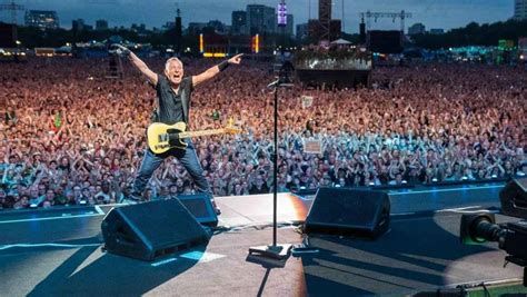 Bruce springstein concert. Bruce Springsteen live in London: the heartland hero remains firmly at his majestic peak. Hyde Park, July 6: The Boss conjures magic and mayhem as he delivers a career-spanning set for the first ... 