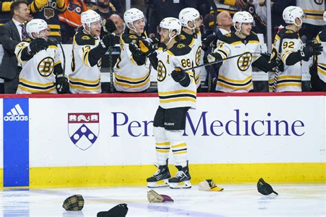 Bruins, David Pastrnak hit their marks in Philly