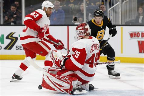 Bruins fastest to 50 wins in NHL history, beat Red Wings 3-2