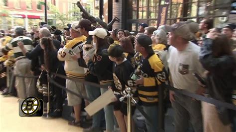 Bruins legends parade down gold carpet before first game of centennial season