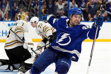 Bruins lose late lead, then game in Tampa, 5-4