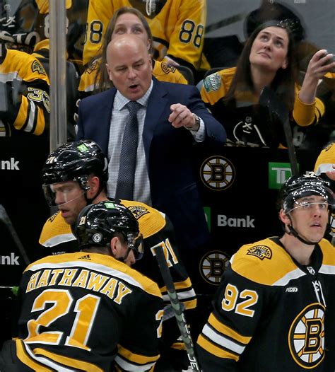 Bruins notch 62nd win, tie NHL record