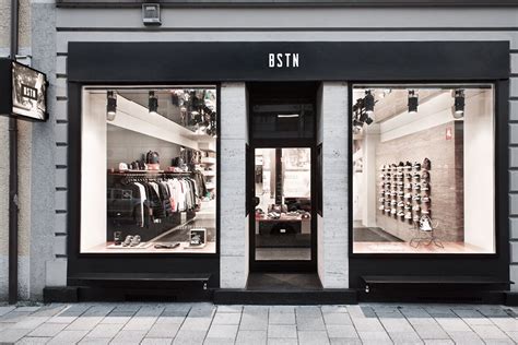 BSTN biedt je online en in-store een brede keuze aan gelimiteerde sneakers, sportswear en streetwear van alle topmerken zoals Nike, Jordan of adidas.. 