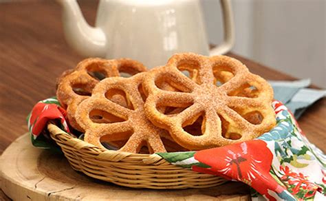 Buñuelos de viento. In a bowl, combine the flour, sugar, cinnamon, anise, baking powder and salt. In another bowl, whisk together the eggs, water, oil, vanilla extract and milk. Mix this into the dry ingredients until well incorporated. … 