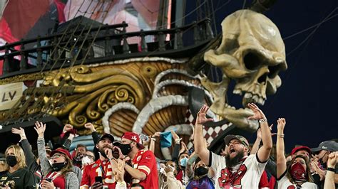 Buccaneers fans, mostly maskless, celebrate Super Bowl LV win …