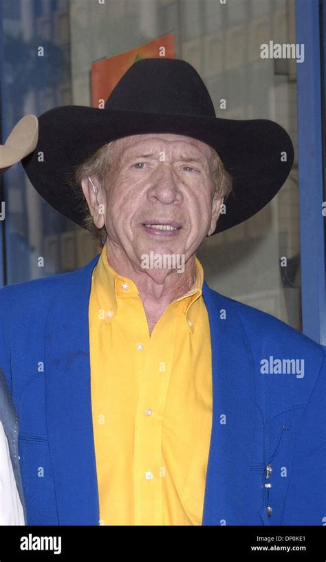 Buck Owens, 76, Country Musician and a Star of