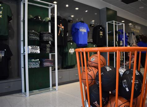 Dec 5, 2014 · 🎉 Bango’s Pro Shop SALE-ebration 🎉 Shop Bucks merch, apparel & authentic memorabilia, including select game-used items & player-worn products! 🛍️ 🦌 📍 Fiserv Forum’s atrium June 2-4 🚗 Free parking, with purchase, available in the Highland Structure during the sale . 