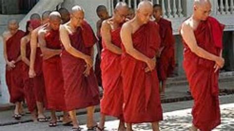 Budist rahip kendini yaktı