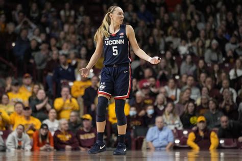 Bueckers has happy homecoming for No. 8 UConn in 62-44 win at cold-shooting Minnesota