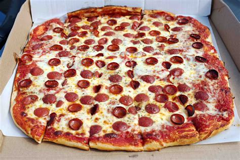 Buffalo style pizza. Jan 1, 2023 ... It uses a buffalo ranch sauce as a base instead of marinara, and has a three cheese blend and diced buffalo chicken pieces on top. It's also a ... 