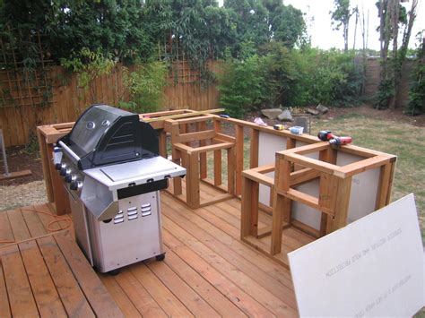 Building outdoor kitchen. This DIY outdoor kitchen is the perfect way to add a little something extra to your outdoor space. It's a great place to cook up a meal, making for a great conversation piece! It's a small kitchen so it won't take up too much space. And this kitchen is made out of concrete, so you know it will last for years. 