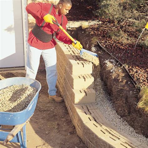 Building retaining wall. Retaining walls built on a sloping grade will require a stepped-up base course to ensure a quality finished ending of the retaining wall. Step up applicatio... 