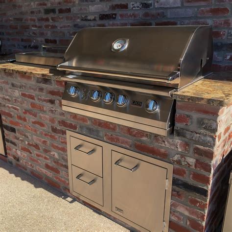 Built in bbq. A built-in barbecue consists of a bbq grill head that's designed to be installed into an outdoor location. Such installations range from a brick platform to a specially designed unit suitable for outdoor cooking, particularly stainless steel cabinets which offer food preparation space, room for the built in bbq grill and even kitchen … 
