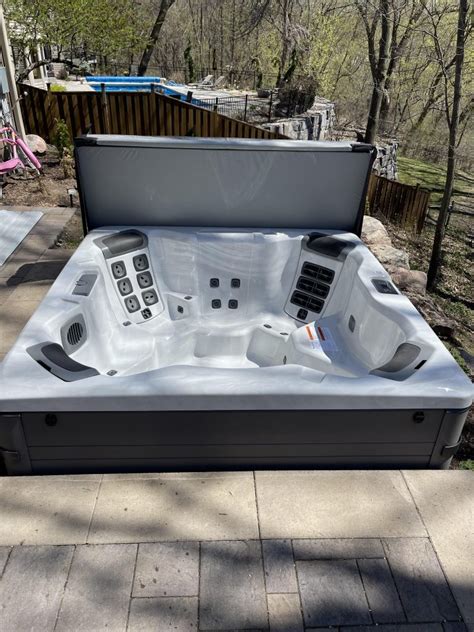 Bullfrog A7 – Minnesota Hot Tubs