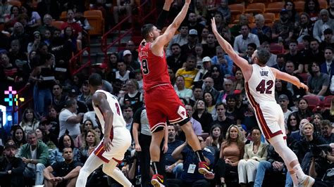 Bulls run out to huge lead, then hang on to beat Heat 124-116