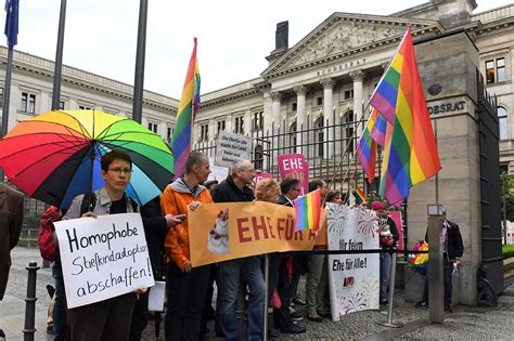 Bundesrat will «Ehe für alle» 2024 einführen ++ FR: SP verliert …