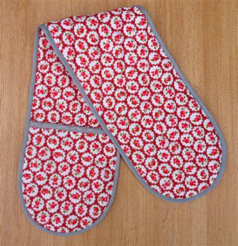 Bundles and Buttons Oven glove tutorial and free pattern