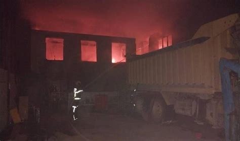 Burdur’da tamir atölyesinde yangın: 6 işyeri zarar gördü