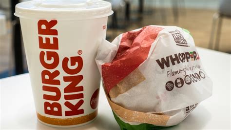 Burger king new whopper. Flagowy burger nieprzerwanie od 1957 r. ze 100% wołowiną grillowaną na ogniu, soczystym pomidorem, świeżo krojoną cebulą oraz piklami, doprawiony majonezem i keczupem, w … 