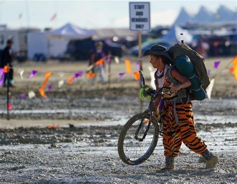 Burning Man revelers begin exodus from flooded desert