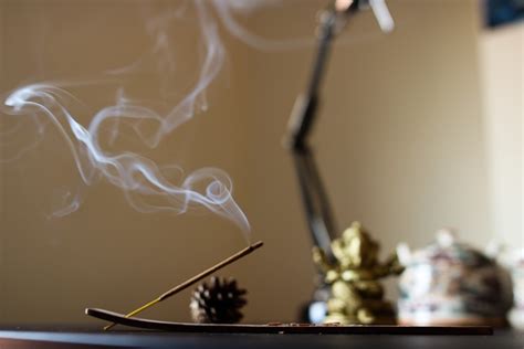 Burning an incense. Incense Sticks - Set of 6 Insenses (120 Insence Sticks) for Positive Aura - Coconut Mango, Oriental Aqua, Green Tea, Ocean Salt, Rose Geranium, Orange Blossom, ... 