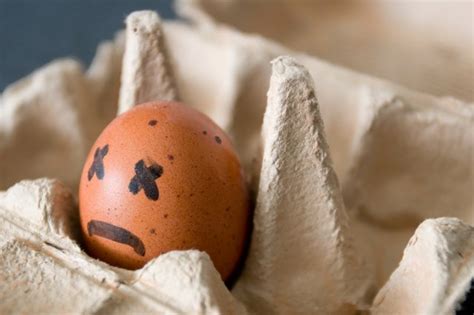 Burping up egg smell. The rotten egg smell of sulphur burps is hydrogen sulphide gas from something you ate or a gut condition or infection. Some vegetables contain sulphur compounds, and gut … 