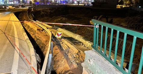 Bursa'da bir inşaatın hafriyat çalışması sırasında göçük nedeniyle yol trafiğe kapatıldıs