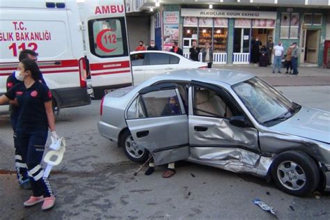 Bursa'da iki otomobil çarpıştı: 1'i çocuk 4 yaralı - Son Dakika Haberleri