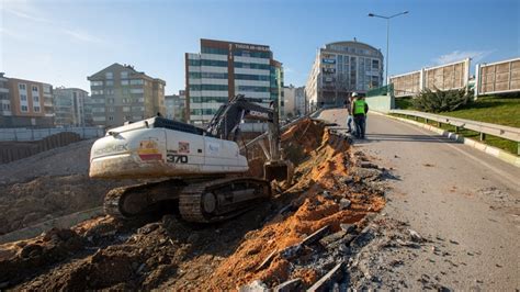 Bursa'da inşaattaki temel kazısı nedeniyle çöken kara yolunda çalışma başladıs