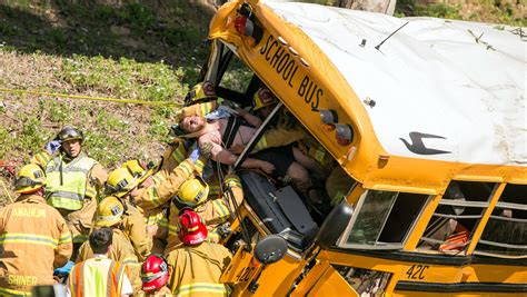 Bus Driver Hurt in Multi-Vehicle Crash on West 54th Street [Los Angeles, CA]