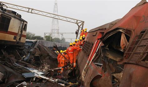 Buscan desesperadamente a posibles sobrevivientes del choque de trenes que dejó cerca de 300 muertos en India