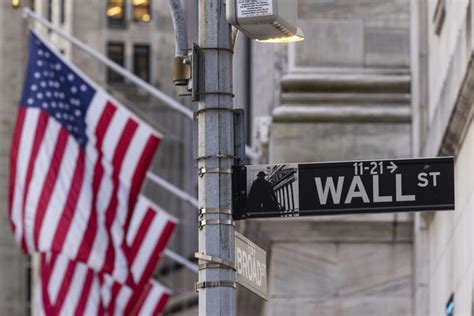 Business Highlights: Penalties for bank execs, weak Wall St