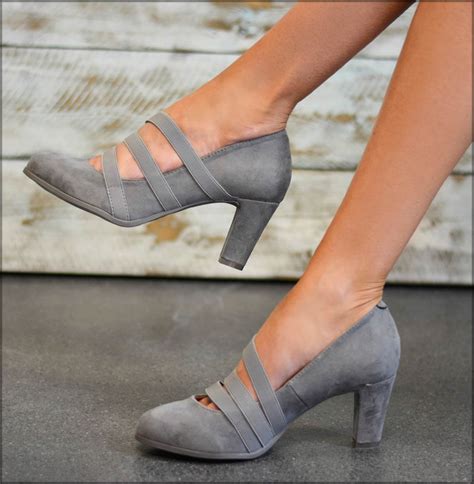 Business casual women shoes. Open-toe shoes are sometimes an option for business casual workplaces. You should usually wear simple accessories to complement your outfit. Read More: Business Casual for Women: What to Wear Business casual for men Men's business casual typically includes business dress trousers, khakis or … 