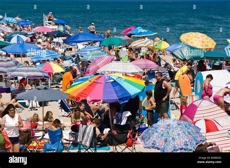 Busy Beach Scene Photos and Premium High Res Pictures - Getty …