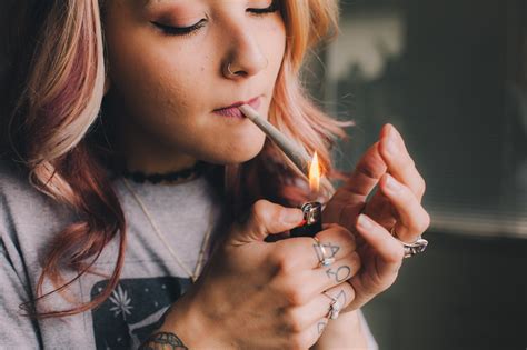 Consumers want to buy weed from women. 46% of respon