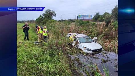 Bystanders form human chain to save gifts after woman, 3 children crash into water-filled ditch on I-95 in Volusia County