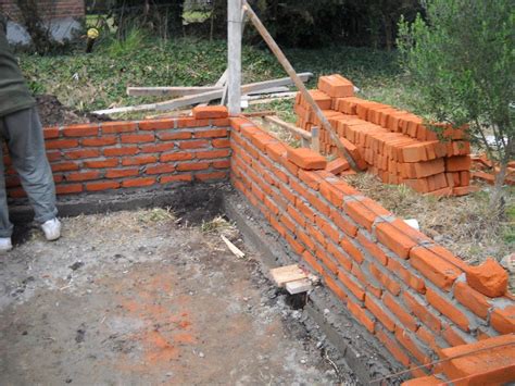 Cómo construir una pared de ladrillo en terreno desigual