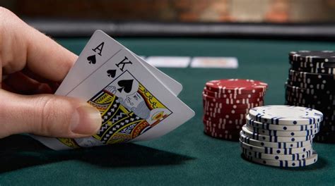 Cómo jugar al póquer de tres cartas en un casino.
