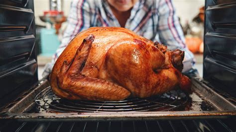 Cómo prevenir incendios y malestares estomacales mientras concinas pavo en Thanksgiving