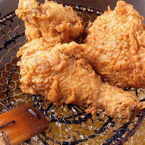 C fry. When you toss the freshly fried chicken in the glaze, it soaks up the glaze evenly. A thicker sauce won’t coat the chicken as easily. 4. Re-fry chicken and toss in sauce: For the second and final fry, bring the oil temperature up to 375°F/190°C. Fry the chicken in batches—1 minute for bone-in pieces and 30 seconds for boneless pieces. 