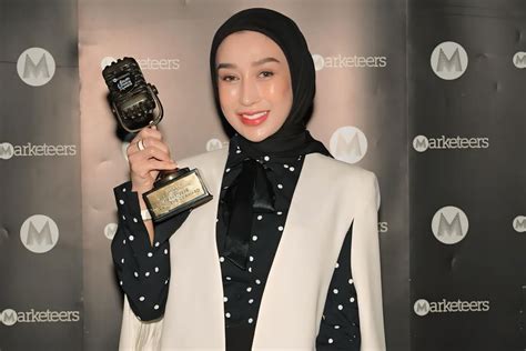 CELEBRITY HANDJOBS rekaman privat & penampilan memukau dibagikan Kakao bokep fifi peminat foto couple scene exclusive image 1