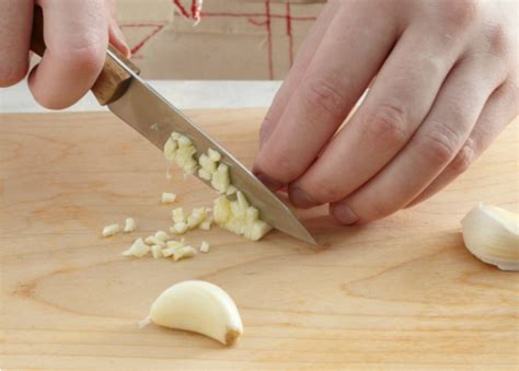 CHOPPING GARLIC #ASMR #satisfyingsounds - YouTube