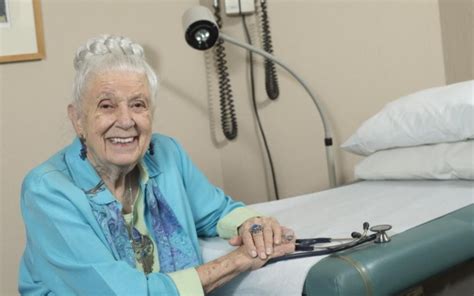 CNBC: lo que las personas más sanas y felices nunca hacen, según una doctora de 102 años