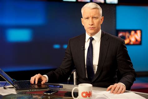 CNN'nin Anderson Cooper, gelen füze tehdidi sırasında yayında setten kaçar.
