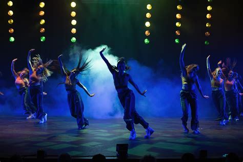 Commercial Dance | An Essential Guide | Anthony R. - muktibox.com